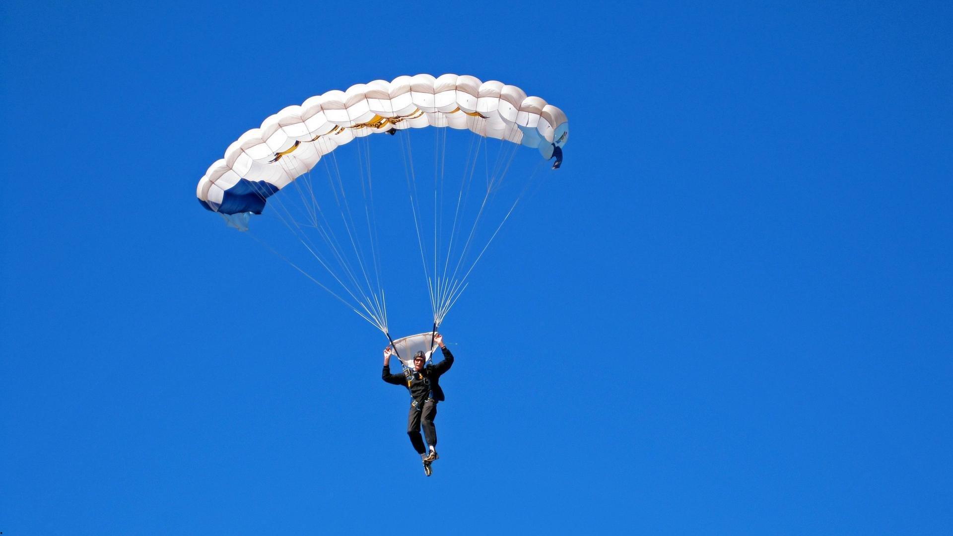 UFC格斗之夜，莫雷诺与阿尔巴齐的巅峰对决，蝇量级新王能否卫冕？