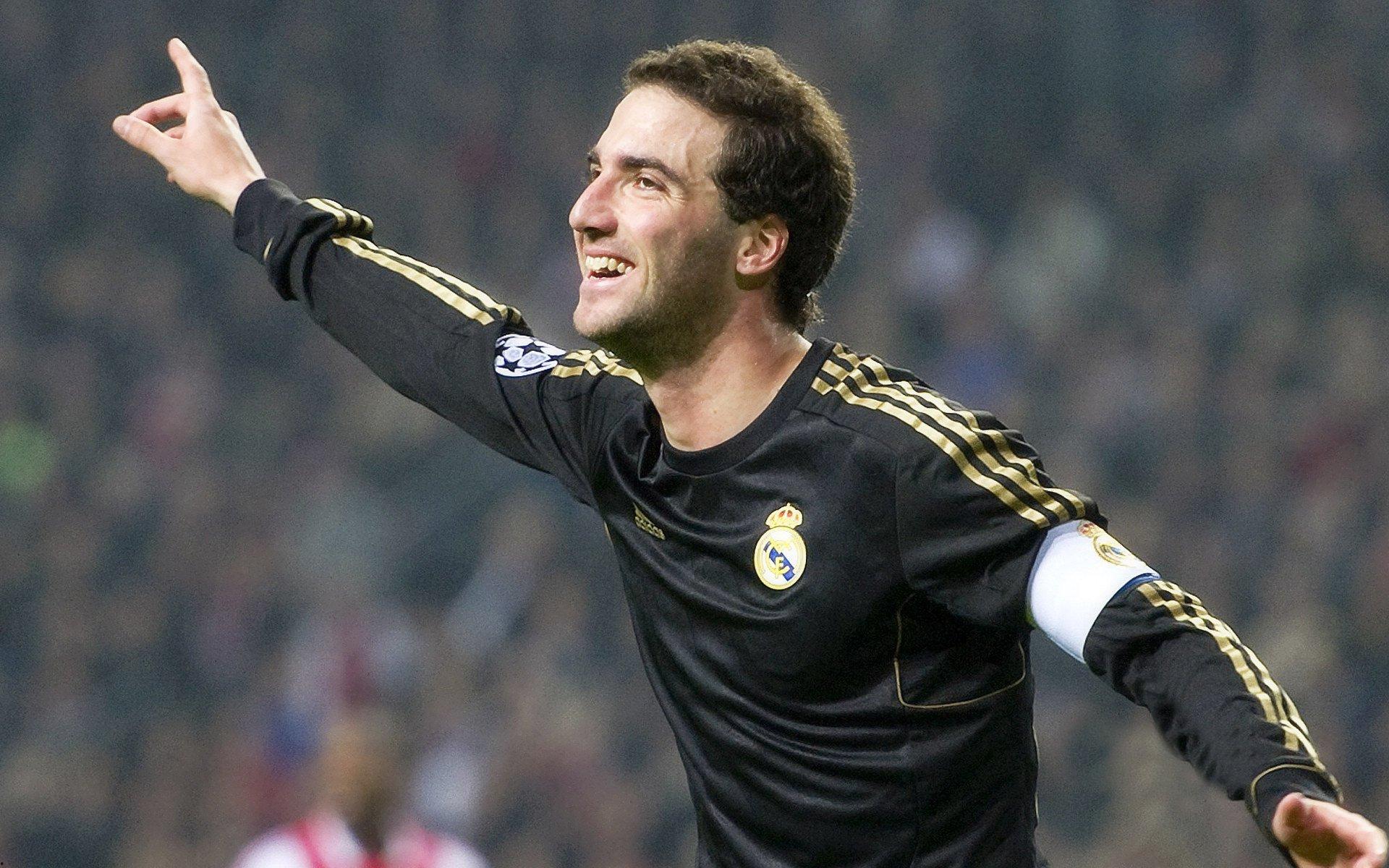 曼联新援芒特闪耀全场获曼晚最高分，姆贝莫表现亮眼获评7分