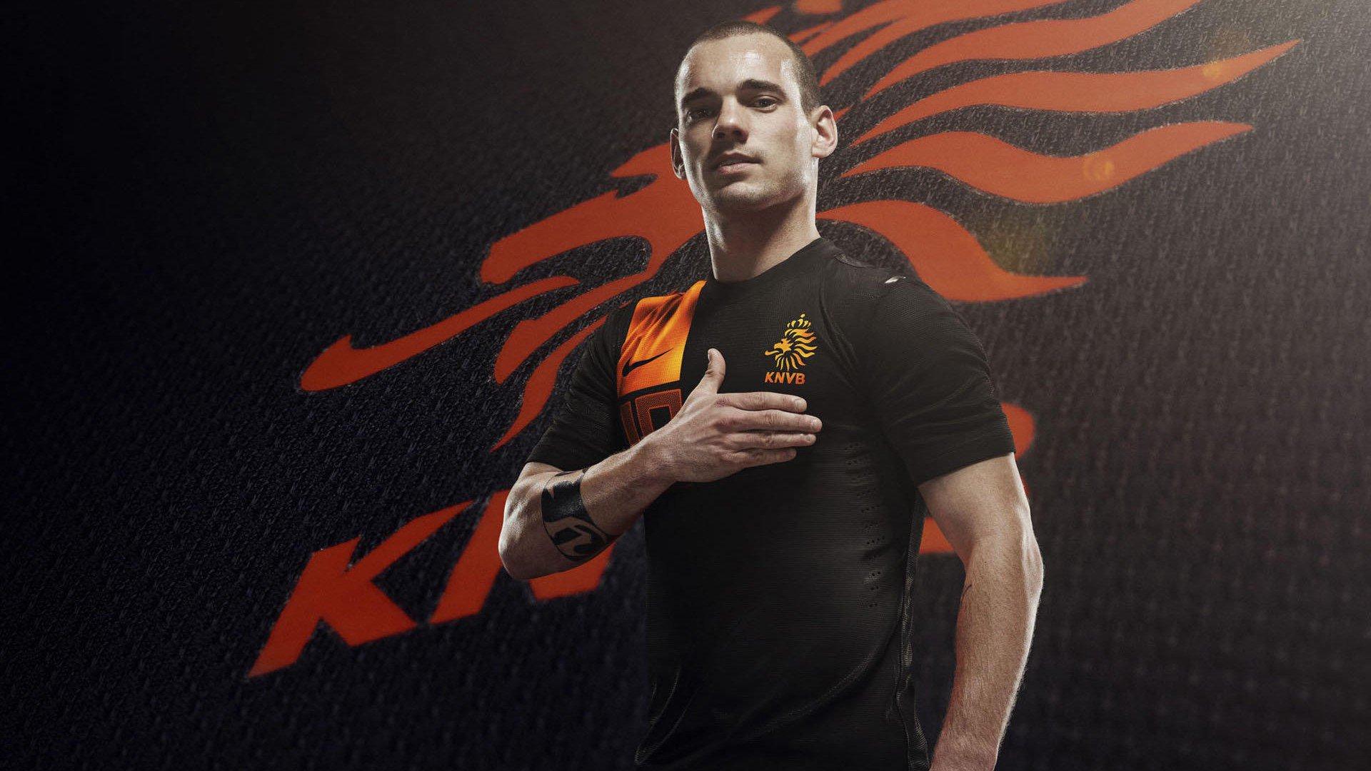 德布劳内收到曼联定制球衣忍俊不禁，球迷热议转会传闻再起